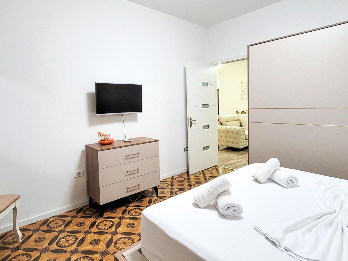 One-Bedroom Gem By The Square Tirana Exteriör bild