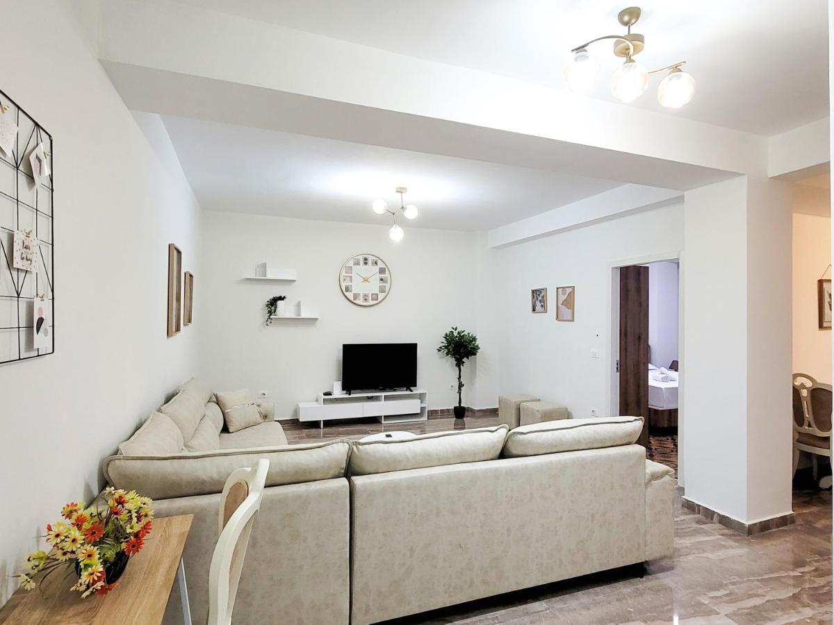 One-Bedroom Gem By The Square Tirana Exteriör bild